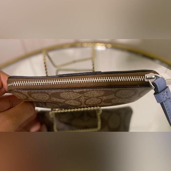 🚨COACH: NEVER USED! | Corner Zip Wristlet - Picture 9 of 11